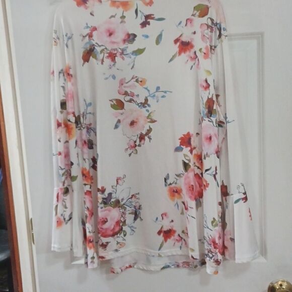 Floral top with bell cuffs - Picture 4 of 4